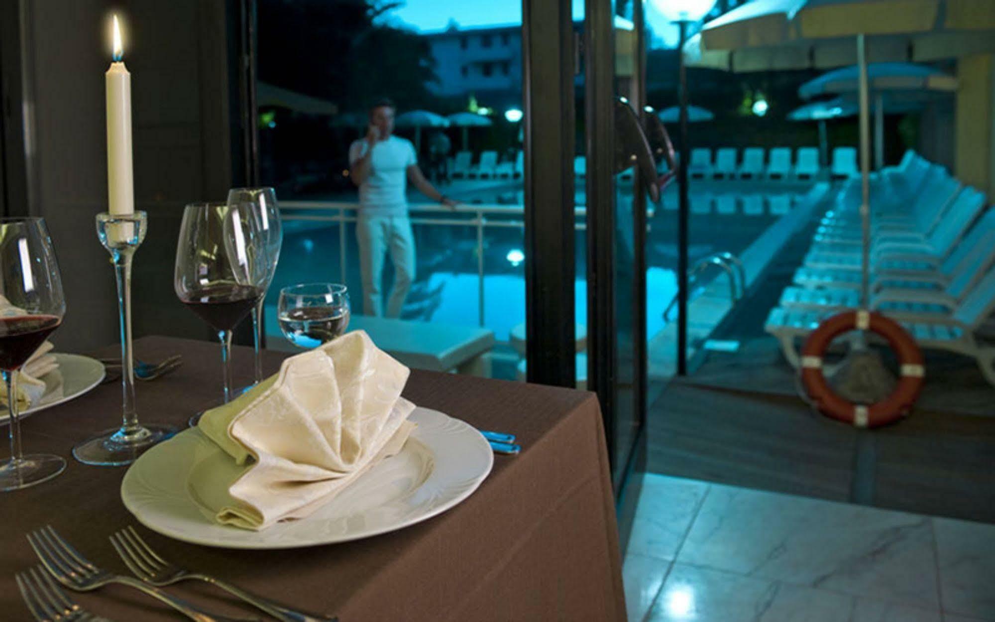Park Hotel Kursaal Misano Adriatico Buitenkant foto